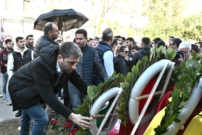 Επεισοδιακή κατάθεση στεφάνου Ανδρουλάκη στο Πολυτεχνείο: Του πέταξαν καφέδες, άνοιξαν ομπρέλες [εικόνες - βίντεο]