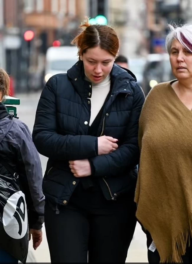 Συγκλονίζει η δίκη έφηβης παιδοκτόνου στη Βρετανία: Η 15χρονη γέννησε στο σπίτι της και έπνιξε το βρέφος