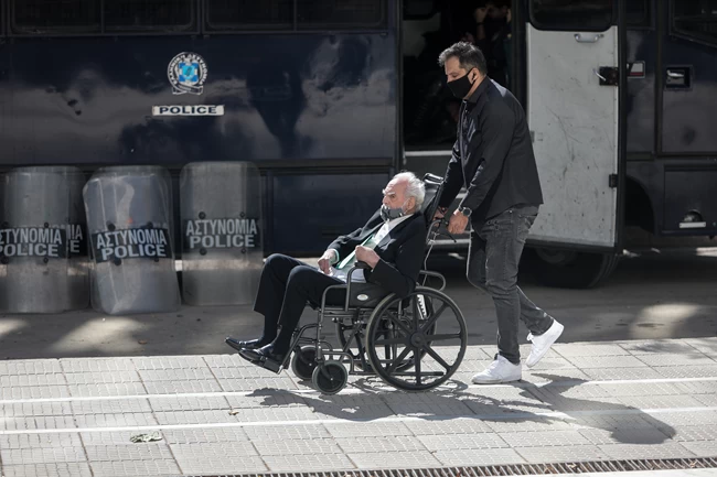 Φωτογραφίες: Με αναπηρικό καρεκλάκι ο Ακης Τσοχατζόπουλος στον Αρειο Πάγο