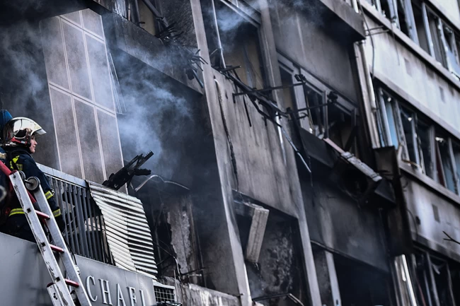 Έκρηξη στη Συγγρού: "Γιάφκα" πυρομαχικών με πάνω από 1.000 σφαίρες και όπλα είχε ο 78χρονος μέσα στο κτίριο [εικόνες]