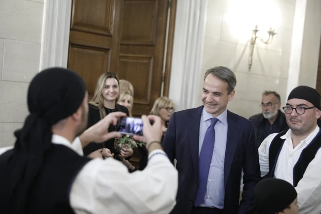 Τα κάλαντα της Πρωτοχρονιάς από τη Μάνη άκουσε ο πρωθυπουργός Κυριάκος Μητσοτάκης με την κόρη του [εικόνες]