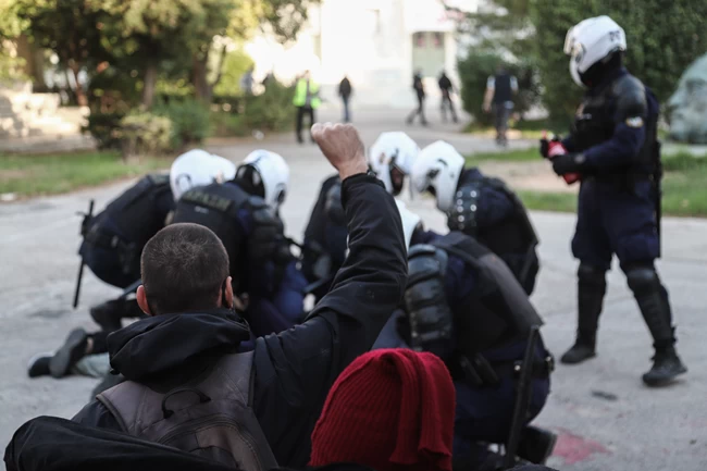 Επέμβαση των ΜΑΤ στο Πολυτεχνείο- Εκκένωση και προσαγωγές αντιεξουσιαστών - Εφοδος και στην Πανεπιστημιούπολη Ζωγράφου
