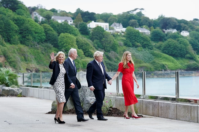 Σύνοδος G7: Ο γιος του Μπόρις και της Κάρι Τζόνσον στην αμμουδιά με τις πάνες του και την Τζιλ Μπάιντεν