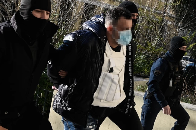 Αυτός είναι ο 40χρονος τζιχαντιστής που συνελήφθη στην Αθήνα - Στον εισαγγελέα υπό δρακόντεια μέτρα [Εικόνες]