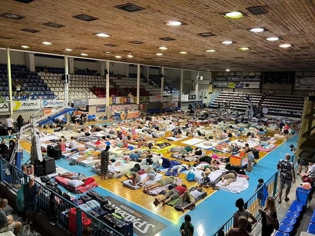 Αγγλοι τουρίστες ευχαριστούν την Ελλάδα για την ασφαλή εκκένωση - Έξαλλοι με τα ταξιδιωτικά γραφεία που δεν τους προειδοποίησαν
