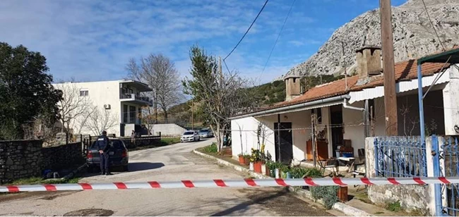 Φρίκη στο Χαλκιόπουλο Αιτωλοακαρνανίας: Ο άνδρας νεκρός, η γυναίκα δεμένη δίπλα του για μέρες