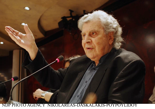 Ο πολιτικός Μίκης Θεοδωράκης: Από την εξορία και τα βασανιστήρια, βουλευτής, υπουργός και αρχηγός κόμματος