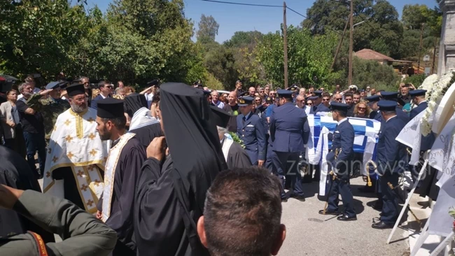 Θρήνος στην κηδεία του κυβερνήτη Χρήστου Μουλά - Τυλιγμένο με σημαία το φέρετρο, αποχώρησε η έγκυος σύζυγός του [εικόνες]