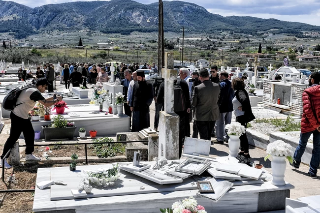 Κορινθία: Άγνωστοι βεβήλωσαν πάνω από 100 τάφους στα Εξαμίλια [Εικόνες]
