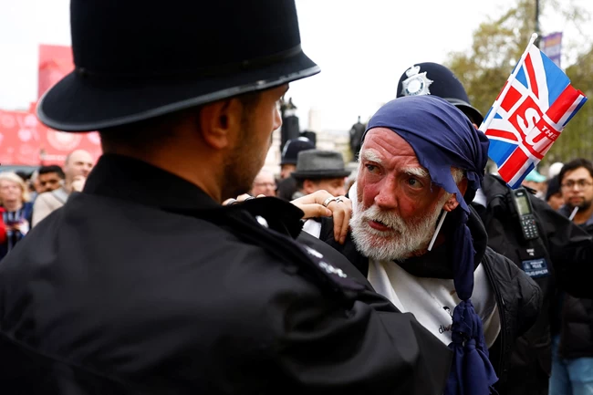 Έγιναν και συλλήψεις αντιμοναρχικών - Σύνθημά τους Not my King