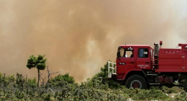 Αχαΐα: Μάχη με τις φλόγες στη Δροσιά - Εκκενώνεται το χωριό - Κινείται προς Ηλεία το πύρινο μέτωπο