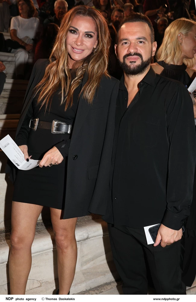 Δέσποινα Βανδή: Η glam ροκ εμφάνιση στο Ηρώδειο με σούπερ μίνι, oversized blazer και country boots