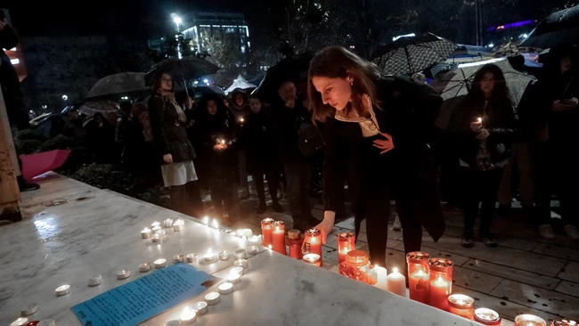"Ποτέ δε φεύγουν τα νεκρά παιδιά απ’ τα σπίτια τους" - Με Γιάννη Ρίτσο αποχαιρετούν τα θύματα στη Λάρισα [εικόνες]