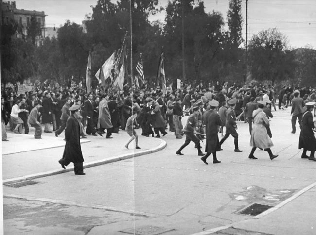Δεκεμβριανά: Συγκλονιστικές εικόνες της Αθήνας του 1944 μέσα από το φακό του Ντμίτρι Κέσελ