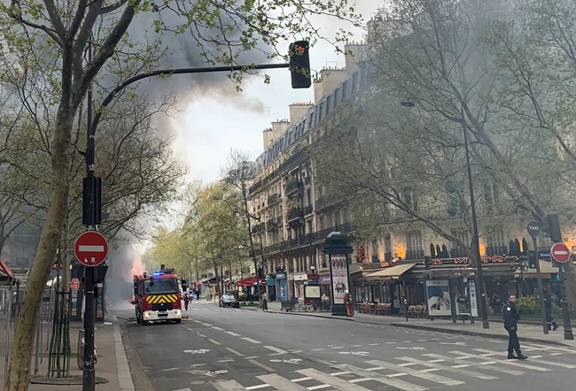 Συναγερμός στο Παρίσι: Ισχυρή έκρηξη κοντά στη Νοτρ Νταμ - Στις φλόγες λεωφορείο [Εικόνες - Βίντεο]