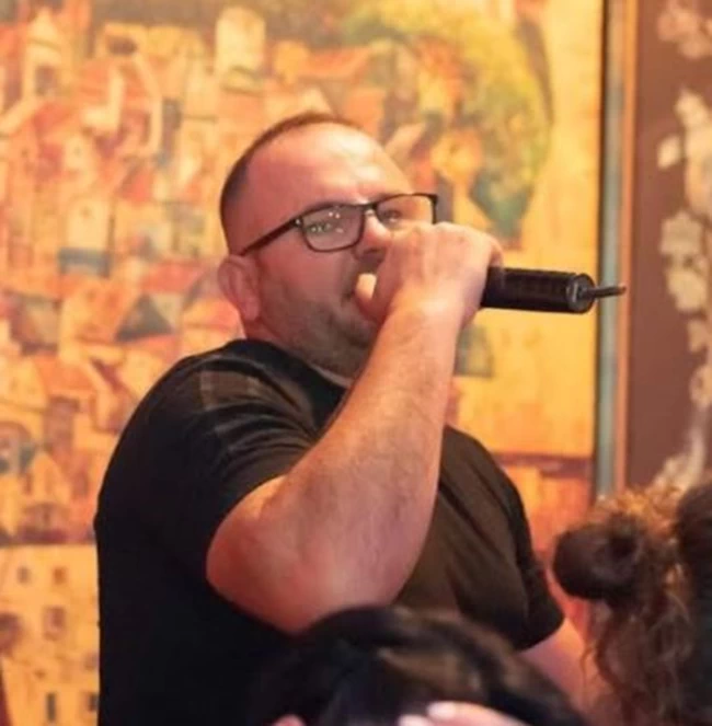Arian Begaj: Ποιος είναι ο γνωστός Αλβανός τραγουδιστής που μαζί με έναν βοσκό "πλημμύρισαν" με χασίς και κοκαΐνη τη Λούτσα