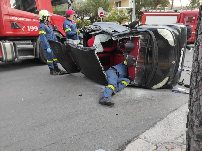 Άλιμος: Βίντεο ντοκουμέντο αμέσως μετά τη φονική σύγκρουση - Ο οδηγός του Smart προσπαθεί να βγει από το παράθυρο