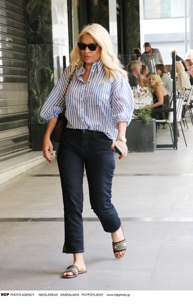 Κομψό, άνετο και stylish: Η Ελένη Μενεγάκη στο κέντρο της Αθήνας με το κομμάτι που λατρεύουν οι στιλάτες γυναίκες