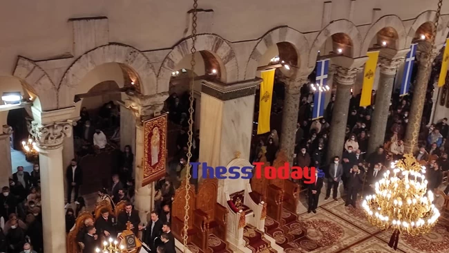 Συνωστισμός για την γιορτή του Αγ. Δημητρίου στη Θεσσαλονίκη: Πιστοί και ιερείς ασπάζονται εικόνες χωρίς μάσκες