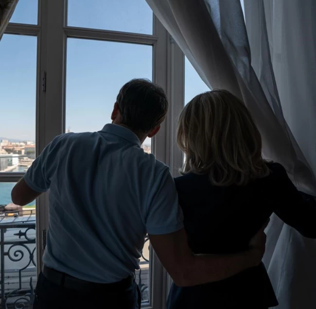 Στην τελική ευθεία των εκλογών ο Μακρόν με... ανοιχτό πουκάμισο και δασύτριχο στήθος [εικόνες]