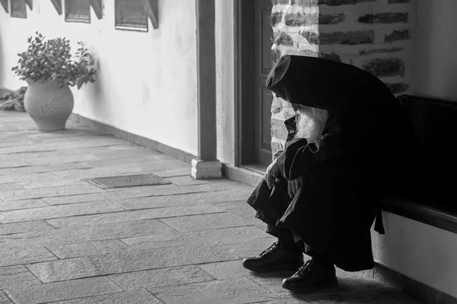 Βουλιάζει από προσκυνητές το Άγιο Όρος -Το τελετουργικό, η λιτανεία, τα κεράσματα με τσουρέκι και κρασί
