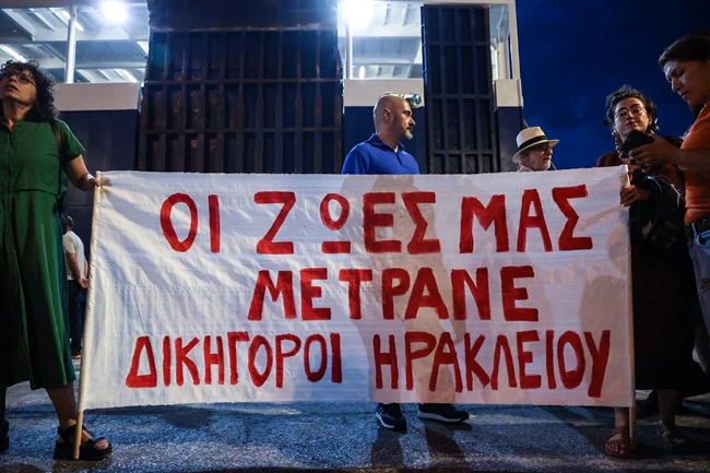 Ηράκλειο: Με καθυστέρηση 6 ωρών απέπλευσε το Blue Horizon, λόγω της διαμαρτυρίας για τον θάνατο του Αντώνη