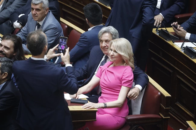 Με χαμόγελα και πολλές selfies ορκίστηκε η νέα Βουλή - Η χαρά παλιών και νέων βουλευτών στα έδρανα [εικόνες]