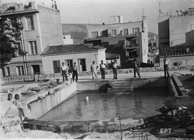 Η νότια πλευρά της Πλατείας Δεξαμενής προς την οδό Γλύκωνος στο Κολωνάκι με την πισίνα με θαλασσινό νερό που είχε κατασκευάσει ο Δήμος για τα παιδιά, 1939