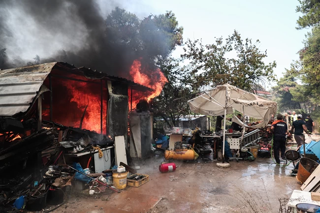 Καταστροφική η φωτιά σε Σταμάτα - Ροδόπολη: Κάηκαν σπίτια και αυτοκίνητα - Σε ύφεση μετά από σκληρή μάχη