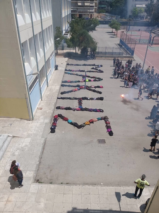 Αυτοκτονία 13χρονου στα Σεπόλια: Το αντίο των συμμαθητών του στο 54ο Γυμνάσιο Αθηνών  [Εικόνες]