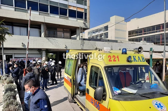 Επέμβαση της αστυνομίας στο ΑΠΘ για την κατάληψη στην πρυτανεία: Προσαγωγές και μια λιποθυμία
