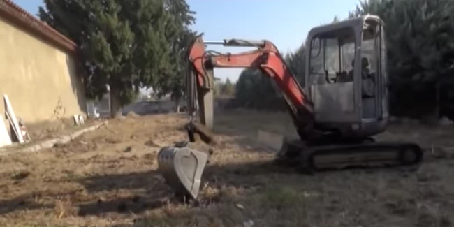 Εικόνες σοκ στις Σέρρες: Ανοίγουν με μπουλντόζες νέους τάφους για πιθανά θύματα του κορονοϊού [βίντεο]
