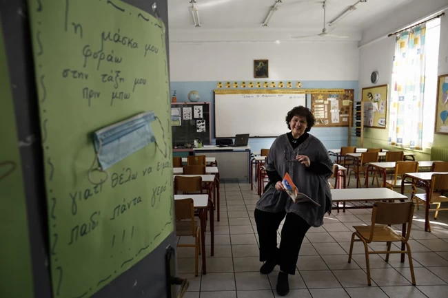 Ένας χρόνος με κορονοϊό: Μια δασκάλα, μια παθολόγος και ένας καταστηματάρχης αφηγούνται πώς άλλαξαν οι ζωές τους