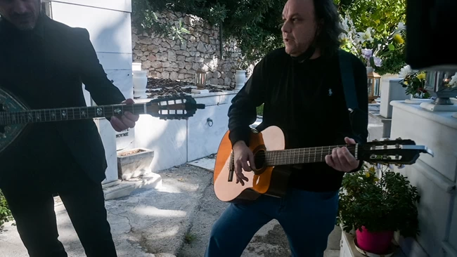 Με "τσιγάρα, ποτά και ξενύχτια" φίλοι και συγγενείς είπαν το τελευταίο "αντίο'' στον Χρήστο Κυριαζή [εικόνες - βίντεο]