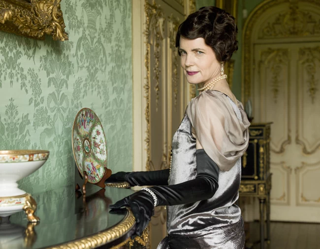 Downton Abbey: Αγνώριστη με γκρίζα μαλλιά η πρωταγωνίστρια της σειράς