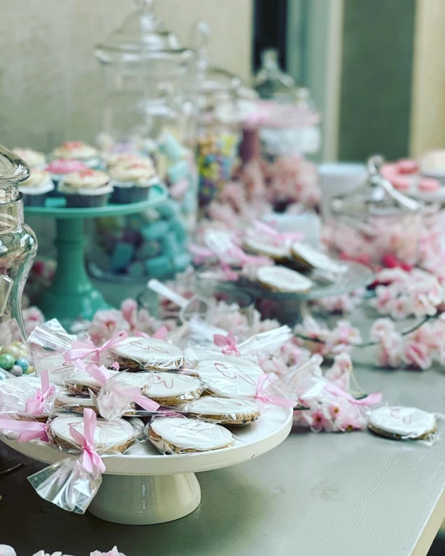 Αθηνά Οικονομάκου: Καλεσμένη σε πρωινή βάφτιση - Το υπέροχο λιλά slip dress και τα δετά φλατ σανδάλια