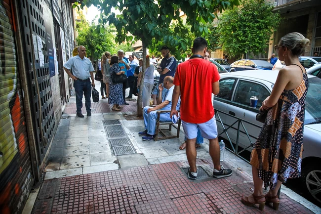 Κτηματολόγιο: Ταλαιπωρίας συνέχεια για τους πολίτες - Δεκάδες στην ουρά για ένα χαρτάκι προτεραιότητας [βίντεο]