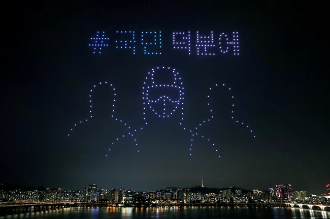 Νότια Κορέα: Εκατοντάδες φωτισμένα drones και μηνύματα για τον κορονοϊό στον ουρανό [εικόνες]