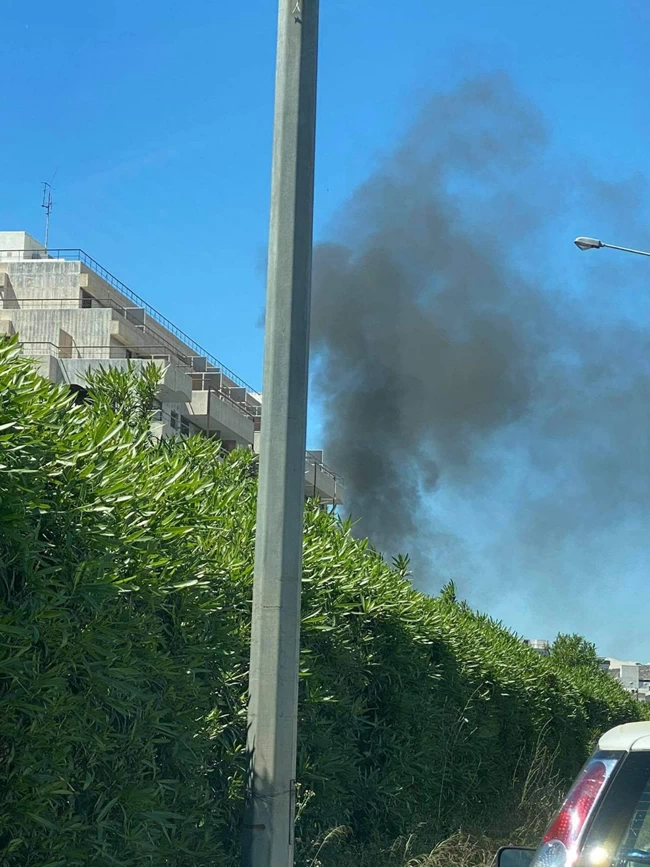 Συναγερμός στον Πειραιά για φωτιά σε εγκαταλελειμμένο κτίριο [Εικόνες}