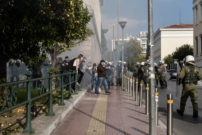 Πολυτεχνείο: Καταγγελίες για αστυνομική βία σε Πετράλωνα, Σεπόλια, Εξάρχεια - Μπαράζ προσαγωγών