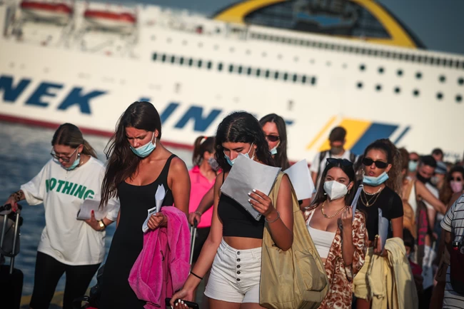 Μαζική έξοδος των Αθηναίων: Με αεροπλάνα, πλοία και Ι.Χ εγκαταλείπουν το "κλεινόν άστυ" - Σαρωτικοί έλεγχοι