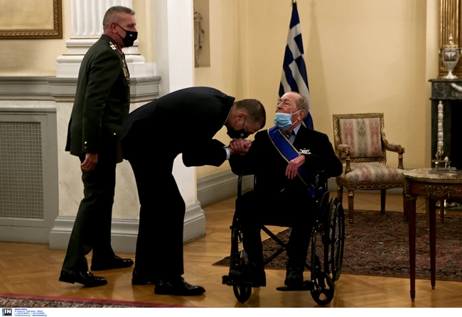 Ιάκωβος Τσούνης: Η συγκλονιστική φωτογραφία με τον υφυπουργό Άμυνας Αλκιβιάδη Στεφανή να του φιλά το χέρι
