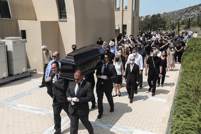 Δάκης: Συντετριμμένοι συγγενείς και φίλοι στο τελευταίο "αντίο" στον ερμηνευτή του καλοκαιριού ΚΗΔΕΙΑ ΔΑΚΗ