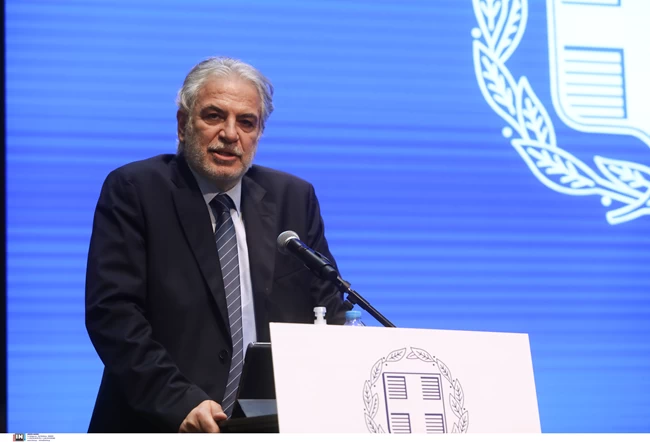 Πολιτική Προστασία - Συγκινημένος ο Νίκος Χαρδαλιάς: Το ευχαριστώ στον Τσιόδρα και τα ιδιαίτερα δώρα από τους συνεργάτες του