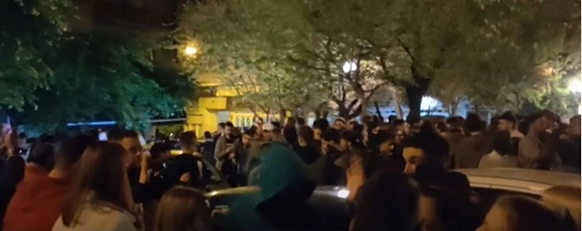 Κορονοπάρτι στις πλατείες: Ποιοι και πώς τα διοργανώνουν - Αδύνατη η εφαρμογή "μοντέλου Βαρνάβα" σε όλες τις πλατείες
