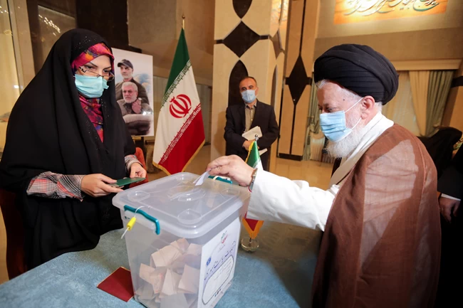 Εκλογές στο Ιράν: Συγχαρητήρια στον υπερσυντηρητικό Εμπραχίμ Ραϊσί πριν καν ανακοινωθούν τα τελικά αποτελέσματα