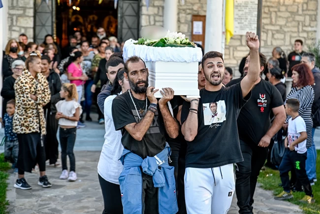 Βοιωτία: Θρήνος και οργή στην κηδεία του 17χρονου - Τραγική φιγούρα η μητέρα του, λιποθύμησε ο αδερφός του