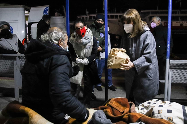 Η Κατερίνα Σακελλαροπούλου μοίρασε πάλι φαγητό σε αστέγους - Η τρυφερή ατάκα που άκουσε [εικόνες]