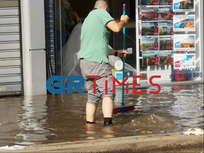 Ισχυρό μπουρίνι στη Θεσσαλονίκη: "Βυθίστηκαν" αυτοκίνητα - Απομακρύνουν τα νερά με σκούπες από καταστήματα [Βίντεο]