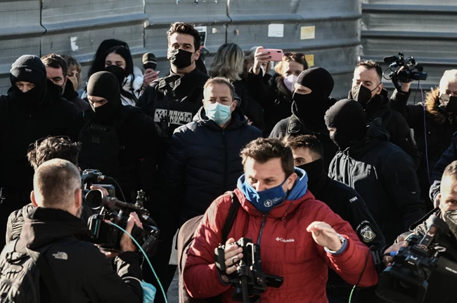 Δίκη Λιγνάδη: Διακοπή ζήτησε ο Κούγιας - Συγκεντρωμένος κόσμος με πανό και πλακάτ [εικόνες - βίντεο]